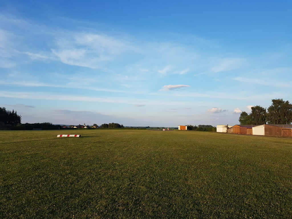 Landebahn 08 am Flugplatz EDNJ