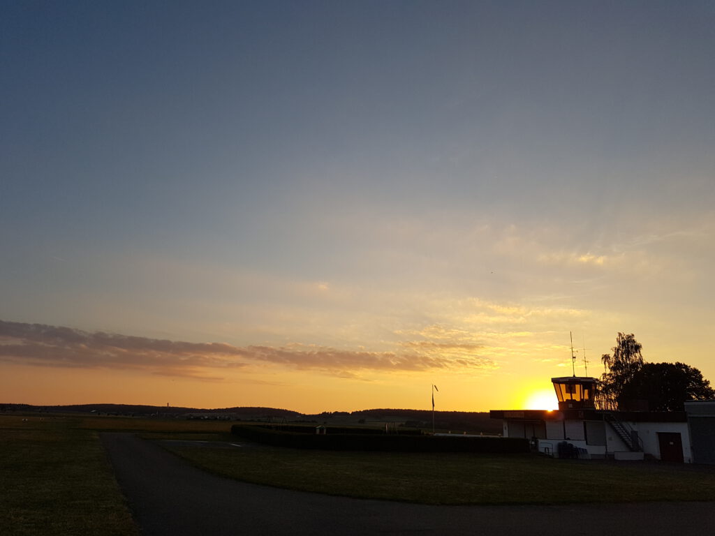 Sonnenuntergang am Flugplatz EDNJ