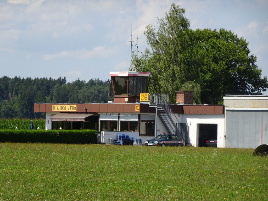 Tower am Flugplatz EDNJ